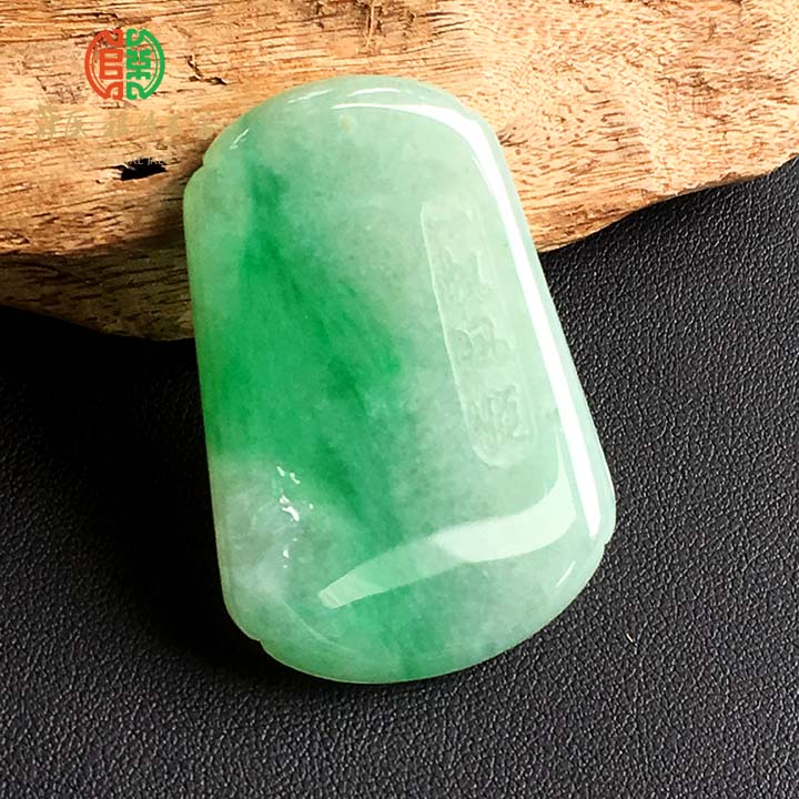 翠绿俏色一帆风顺翡翠挂坠