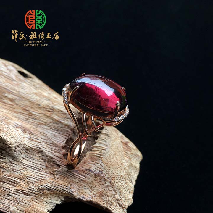 晶红碧玺蛋面戒指