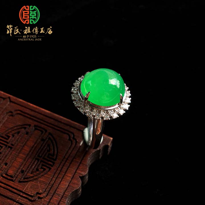 高冰满绿翡翠蛋面戒指