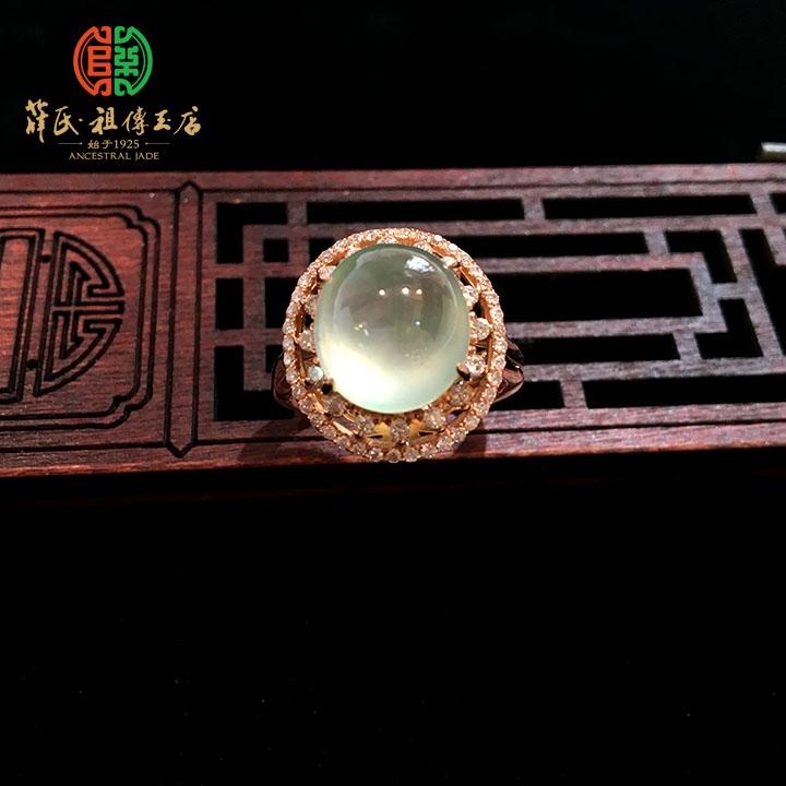 玻璃种纯净翡翠蛋面戒指