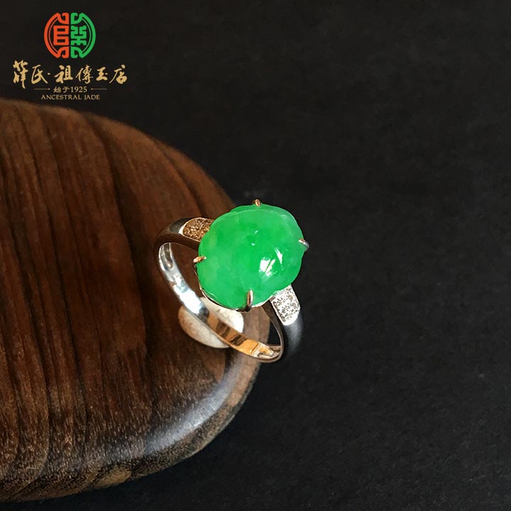 冰种翠绿翡翠蛋面戒指