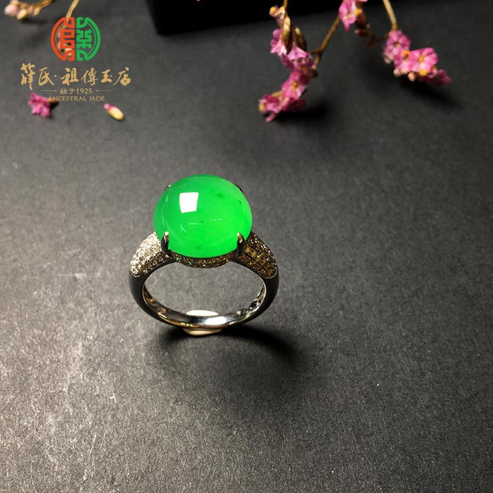 冰种阳绿翡翠蛋面戒指