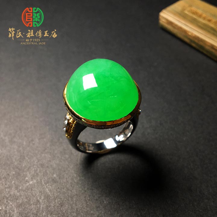 冰种艳绿翡翠蛋面戒指