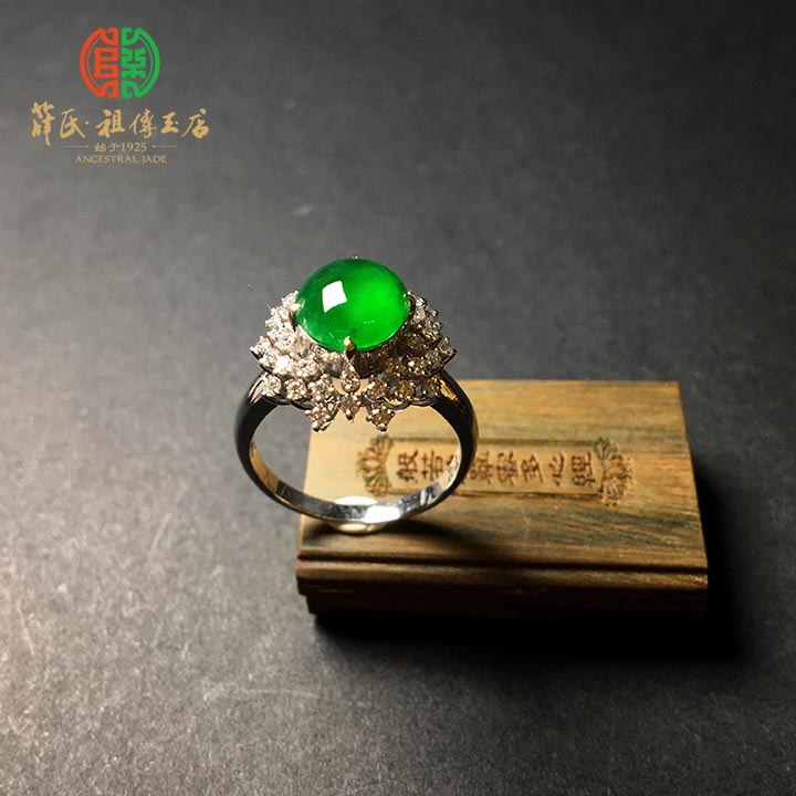 玻璃种满绿翡翠蛋面戒指