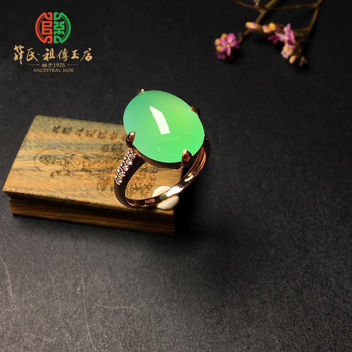 冰种淡绿翡翠蛋面戒指