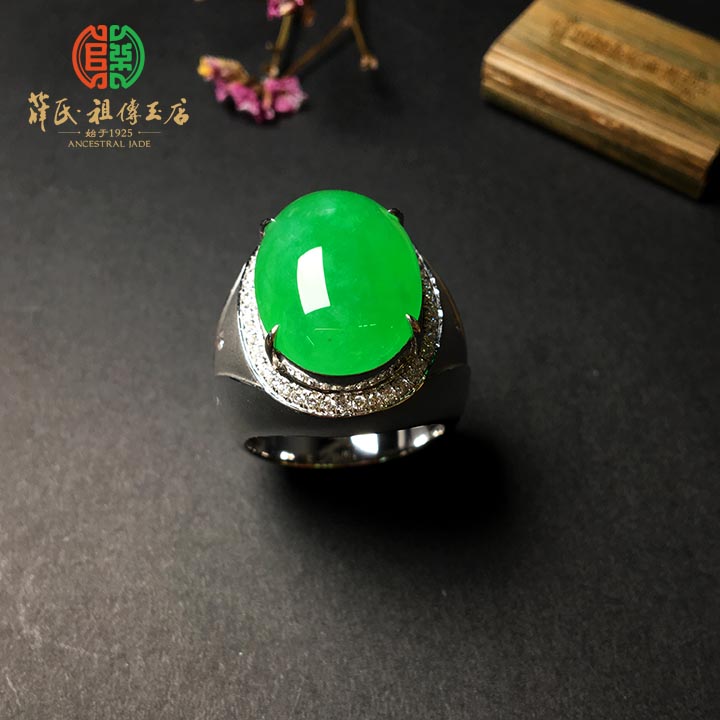 冰种阳绿翡翠蛋面戒指