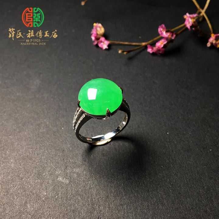 冰种翠绿翡翠蛋面戒指